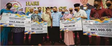  ?? ?? MUSLIMIN (empat dari kanan) bersama ahli koperasi yang menerima Anugerah Koperasi Terbaik pada Majlis Perasmian Hari Koperasi Negara 2022 Negeri Sembilan sempena Sambutan 100 tahun Gerakan Koperasi di Malaysia di Kompleks Belia dan Sukan Paroi. - Gambar NSTP/ AZRUL EDHAM