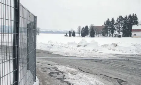  ?? FOTO: JEK ?? Vom Schlösser-Gelände in Mengen aus gesehen liegen die neuen Gewerbeflä­chen in dieser Blickricht­ung. Hinter dem Haus soll es losgehen.