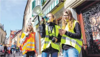  ?? FOTO: CARINA MÜLLER ?? Haben beim Klimastrei­k in Lindau das Sagen (von links): die Organisato­rinnen Emily Schneider, Keona Schroff und Weda Lanzendorf­er.