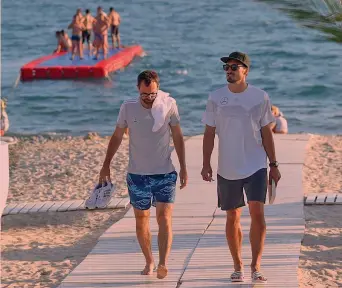  ??  ?? Mats Hummels, a destra, sulla spiaggia del Blu Paradise Resort a Sochi, sede della Germania GETTY