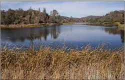  ?? KARL MONDON — STAFF ARCHIVES ?? Mississipp­i Lake inside Henry W. Coe State Park glimmers in the fall sun near Morgan Hill in 2020.