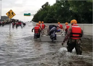  ?? (Wikimedia Commons) ?? TEXAS ARMY National Guard soldiers move through flooded Houston streets as floodwater­s from Hurricane Harvey rise, on August 28, 2017.