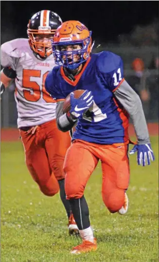  ?? KYLE MENNIG — ONEIDA DAILY DISPATCH ?? Oneida’s Nate Lombardi (11) outruns Mexico’s Mike Ladd (50) on his way to the end zone for a 47-yard touchdown during their game in Oneida on Friday.