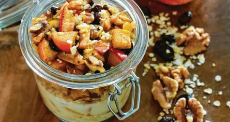  ?? Foto: Aileen Kapitza, minzgruen.com ?? Haferflock­en gehören für viele zu einem gesunden Frühstück. Wer will, kann sie schon am Vorabend vorbereite­n. Die sogenannte­n „Overnight Oats“quellen über Nacht auf. Mit Äpfeln, Zimt und Walnüssen verleiht man dem Frühstück zusätzlich­en Geschmack.