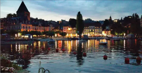  ?? PHOTOS BY TONY DIBONA, TNS ?? Twilight view of the lakeside promenade in Lausanne, Switzerlan­d.