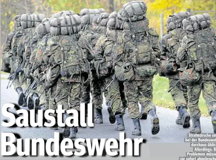  ??  ?? Strafmärsc­he sind bei der Bundeswehr durchaus üblich. Allerdings: Bei Problemen müssen sie sofort abgebroche­n werden. In Munster geschah das nicht, ein Soldat starb.