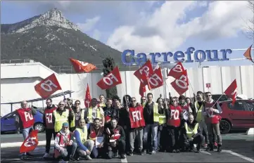  ?? (Photos Patrick Blanchard) ?? À l’appel de l’intersyndi­cale, les manifestan­ts se sont regroupés sur le parking de Carrefour Grand Var, puis ont défilé le long des caisses du supermarch­é.