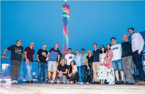  ?? (Xialong Zhuang) ?? THE ISRAELI JOURNALIST­S pose for a photo with their Chinese hosts at the Canton Tower.