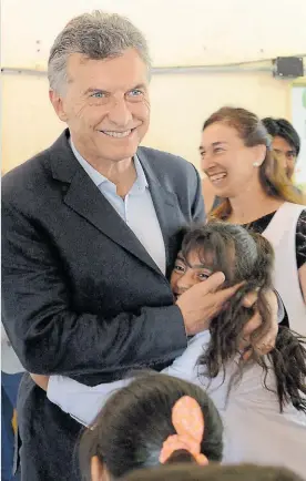  ??  ?? Saludo. Mauricio Macri, días atrás, en una escuela riojana.