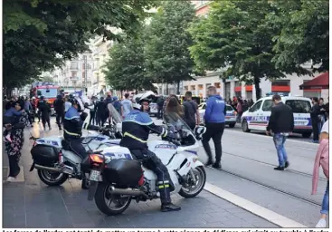  ?? (Photos Antoine Louchez) ?? Les forces de l’ordre ont tenté de mettre un terme à cette séance de dédicace qui virait au trouble à l’ordre public.