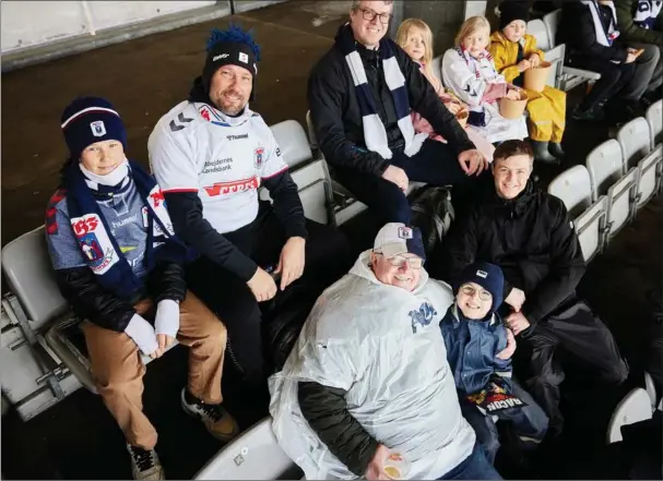  ?? ?? Claus Stephansen, iført den hvide AGF-trøje på bagerste raekke, er taget på stadion sammen med sin familie. De er tre generation­er afsted. Fotos: Mikkel Berg Pedersen