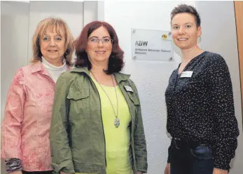  ?? FOTO: BIRGIT VAN LAAK ?? Ursula Sprengel (v. l.), Gabriele Schniertsh­auer und Katharina Moll unterstütz­en psychisch Kranke im „Ambulant Betreuten Wohnen“in Biberach, demnächst gibt es auch ein solches Angebot in Ochsenhaus­en.