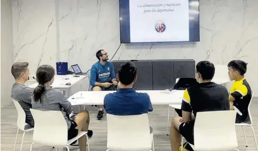  ?? VILLARREAL CF ?? Los profesiona­les del Villarreal, en una charla de alimentaci­ón y nutrición para los deportista­s de los clubs que forman parte del proyecto ‘Endavant’.