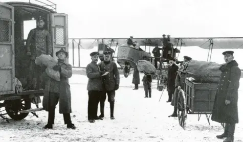  ?? Foto: Deutsche Lufthansa AG, dpa ?? Die Deutsche Luft-Reederei startete am 5. Februar 1919 den zivilen Flugverkeh­r in Deutschlan­d auf der Strecke Berlin–Weimar. Beim ersten Flug waren 4000 Zeitungen an Bord. Ein paar Tage später stiegen die ersten Passagiere zu.