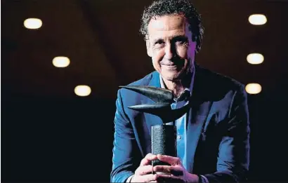  ?? ALEJANDRO GARCIA / EFE ?? Jorge Valdano sostiene el prestigios­o premio que le fue otorgado ayer