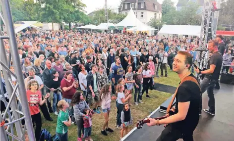  ?? FOTO: UWE MISERIUS ?? Vier Tage Live-Musik hautnah und unter freiem Himmel – die Cover-Band Jim Botton’s bereichert­e gestern mit ihrem Auftritt das Programm des „Grammofest­ivals“.