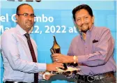  ?? ?? B.A. Siriwarden­a Columnist of the Year (2019-Tamil stream): Sivalingam Sivakumara­n of Virakesari Weekly receives the award from Ranjit Wijewarden­e