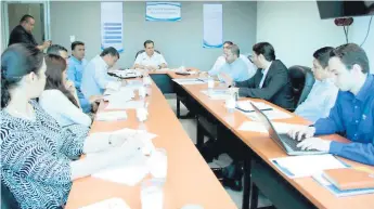  ??  ?? TAREAS. La delegación, presidida por el ministro Ricardo Cardona, se reunió en Tegucigalp­a para evaluar las primeras acciones.