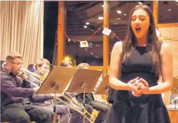  ?? FOTO: CORNELIA ADDICKS ?? Die erst 18-jährige Sopranisti­n Sonya McGaffey aus New York sang „Climb Every Mountain“