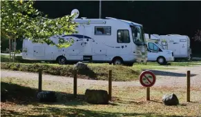  ??  ?? L’aire de campingcar­s de RieuxVolve­stre est très agréable mais éloignée du centre.