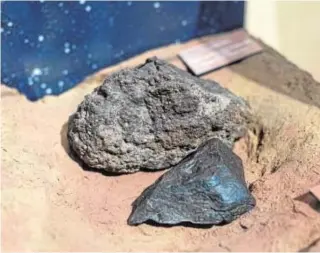  ?? // ISABEL PERMUY ?? Dos meteoritos a la entrada de la colección del museo en Madrid