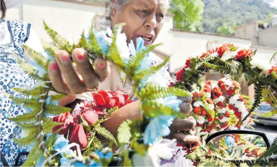  ?? ?? La corona de flores es ofrecida a todos los visitantes al santuario de Chalma.