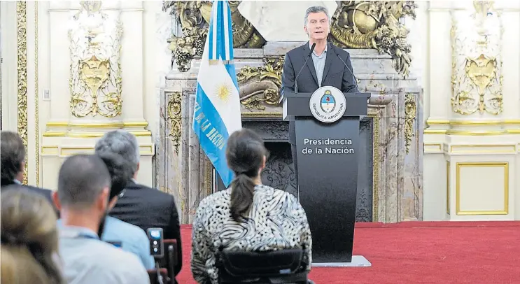  ?? ANDRÉS DELIA ?? Marcha atrás. El presidente Macri, el jueves pasado, en la Casa Rosada. Allí anunció que el caso del Correo volvía a “foja cero”. Y también retrocedió con las jubilacion­es.