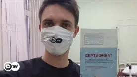  ??  ?? DW-Korrespond­ent Sergey Satanovski­y nach der ersten Impfung gegen das Coronaviru­s