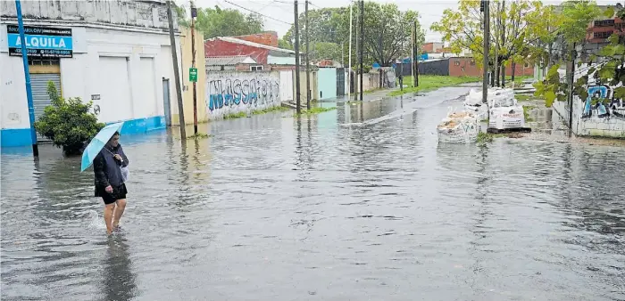  ?? EMMANUEL FERNÁNDEZ ?? Bajo el agua. Una de las zona más afectadas en Avellaneda fue Dock Sud. En la imagen la esquina de Estanislao del campo y 25 de mayo.