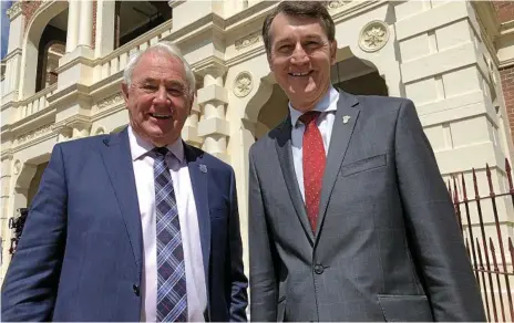  ?? Photo: Tobi Loftus ?? MEETING: Toowoomba Mayor Paul Antonio with Brisbane Lord Mayor Graham Quirk outside the Toowoomba City Hall.