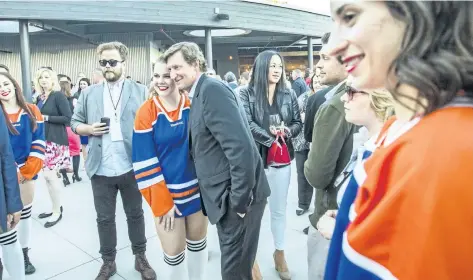  ?? BOB TYMCZYSZYN/STANDARD STAFF ?? Wayne Gretzky poses with a fan at Wednesday’s grand opening launch of Wayne Gretzky Estates Winery and Distillery in Niagara-on-the-Lake.