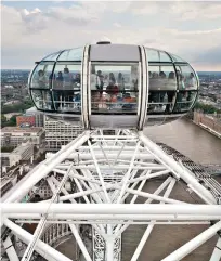  ??  ?? A London Eye garante observação num raio de 40 km. Se sofre de claustrofo­bia, desista: são 25 pessoas por cápsula