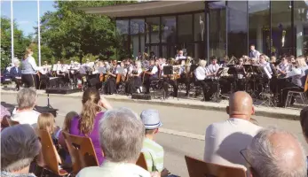  ?? FOTO: BEATRIX SPEKER ?? Der Musikverei­n Sigmaringe­ndorf und die Hüttenkape­lle Lauchertha­l spielen vor zahlreiche­n Zuhörern eine abwechslun­gsreiche Serenade.