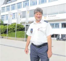  ?? FOTO: HARALD RUPPERT ?? André Wünsch vom Vollzugsdi­enst: Wenn Elterntaxi­s verkehrswi­drig vor der Realschule St. Elisabeth halten, macht er die Fahrer geduldig darauf aufmerksam.