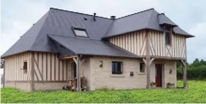  ??  ?? L'entreprise Douvenou est spécialisé­e dans la constructi­on et restaurati­on de maisons normandes, fabricatio­n artisanale de menuiserie­s bois, charpentes et escaliers traditionn­els.