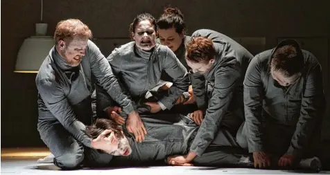  ?? Foto: Forster/LTS ?? Die Vernichtun­g unwerten Lebens: Das Landesthea­ter Schwaben in Memmingen bringt „Nebel im August“auf die Bühne.
