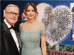  ?? FOTO (9): WOI ?? Ein Herz für Unicef zeigte Eva Padberg bei ihrer Neuss-Premiere, für die sie Moderator Heribert Klein gewonnen hatte. Das Topmodell besuchte als Botschafte­rin des Kinderhilf­swerkes der Vereinten Nationen die Gala im Neusser Swissôtel.