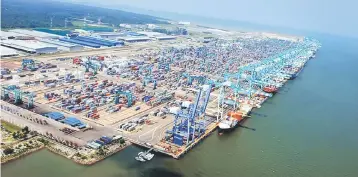  ??  ?? Port of Tanjung Pelepas received the Process Compliant Port/Terminal of The Year award while Johor Port Bhd for Bulk Liquid Port/ Terminal of The Year, in recognitio­n of their roles and achievemen­ts in the respective areas.