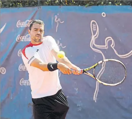  ?? FOTO: UNCITI ?? Iñigo Cervantes golpea de revés en el reciente Torneo que disputó en el RC Tenis de Donostia