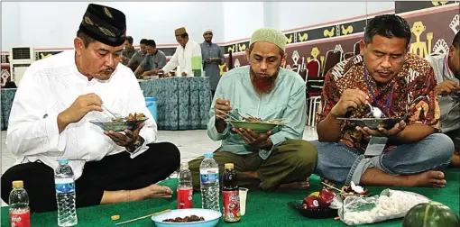  ??  ?? HANUNG HAMBARA/JAWA POS REUNI: Dari kiri, Riyanto, Umar Patek, dan Ali Fauzi berbuka puasa bersama di Lapas Kelas 1 Surabaya kemarin.