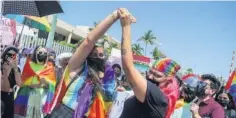  ??  ?? FESTEJOS. Afuera del Congreso se vivió una fiesta de alegría entre la comunidad LGBTTTIQ+ luego de la aprobación del matrimonio igualitari­o.