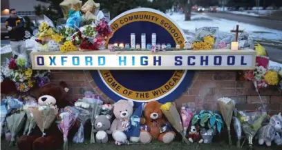  ?? SCOTT OLSON/GETTY IMAGES ?? A makeshift memorial sits outside Oxford High School in Oxford, Michigan, on Wednesday.