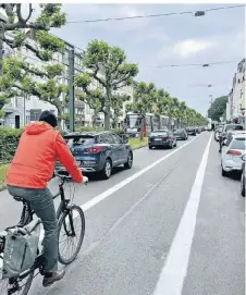  ?? F.:ALE ?? empo 30, weniger Platz für Autos, ein breiter Radweg, genügend Raum zum arken: Der Versuch an der Luegallee zeigt, wie es funktionie­ren kann.