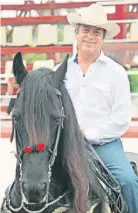  ??  ?? Jaime Rodríguez Calderón, El Bronco, aparece continuame­nte a lomo de caballos.