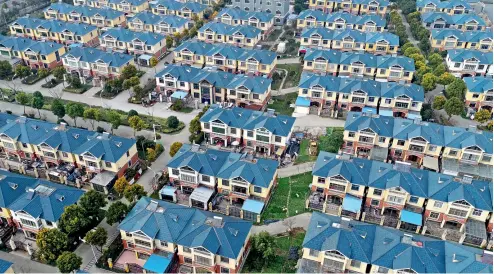  ??  ?? Nuevos barrios residencia­les en la ciudad de Hai’an, provincia de Jiangsu.