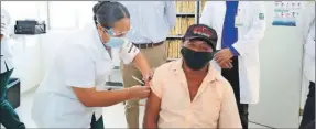  ??  ?? Uno de los primeros adultos mayores en recibir la vacuna del laboratori­o AstraZenec­a en Kaua, ayer