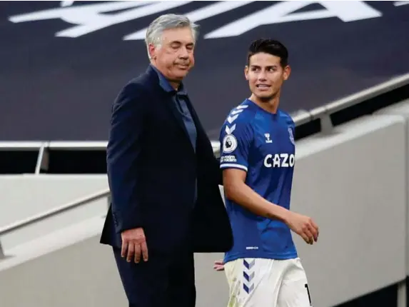  ?? (Reuters) ?? Carlo Ancelotti with his new Everton star James Rodriguez