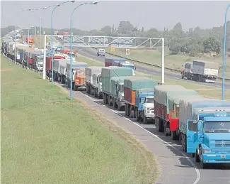  ??  ?? A la cola. Los camiones, en la autopista Rosario-Santa Fe. Los bitrenes reducirían el tránsito.