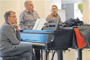  ?? FOTO: FRANZ GRASER ?? Auf der Suche nach dem richtigen Klang (von links): Hans-Roman Kitterer, Walter Johannes Beck vom Collegium Vocale Schwäbisch Gmünd und Thomas Baur vom Aalener Kammerchor.