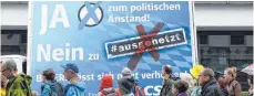  ?? FOTO: ANDREAS GEBERT ?? Ein CSU-Plakatwage­n, den die Partei am Rande der „#ausgehetzt“-Demo aufstellen ließ.